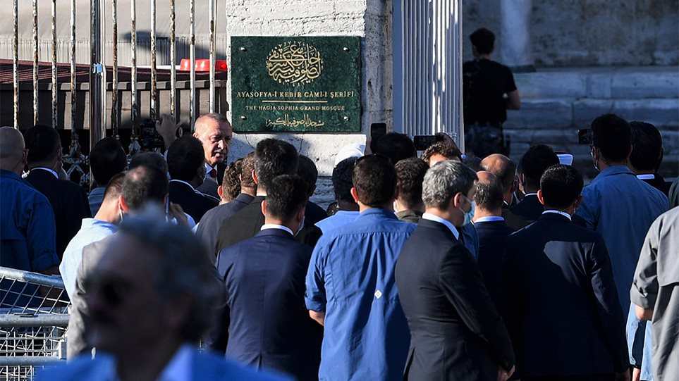 Προκλητικό «σόου» Ερντογάν πριν την προσευχή στην Αγιά Σοφιά: Πόζες και χαμόγελα μπροστά στην επιγραφή «Μεγάλο Τζαμί» - Φωτογραφία 1