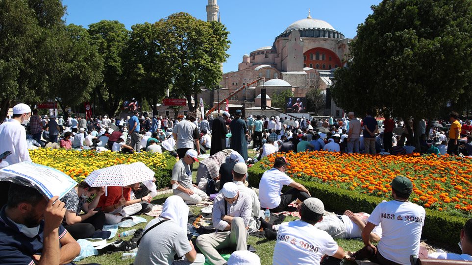 Αγιά Σοφία: Τζαμί μετά από 86 χρόνια - Συρρέουν οι Τούρκοι έξω από τη Μεγάλη Εκκλησιά - - Φωτογραφία 1