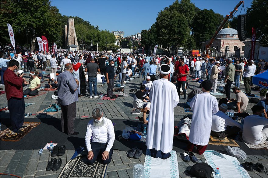 Αγιά Σοφία: Τζαμί μετά από 86 χρόνια - Συρρέουν οι Τούρκοι έξω από τη Μεγάλη Εκκλησιά - - Φωτογραφία 10