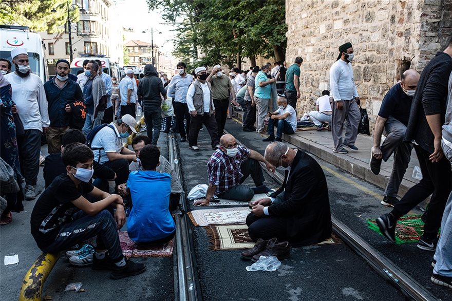 Αγιά Σοφία: Τζαμί μετά από 86 χρόνια - Συρρέουν οι Τούρκοι έξω από τη Μεγάλη Εκκλησιά - - Φωτογραφία 12