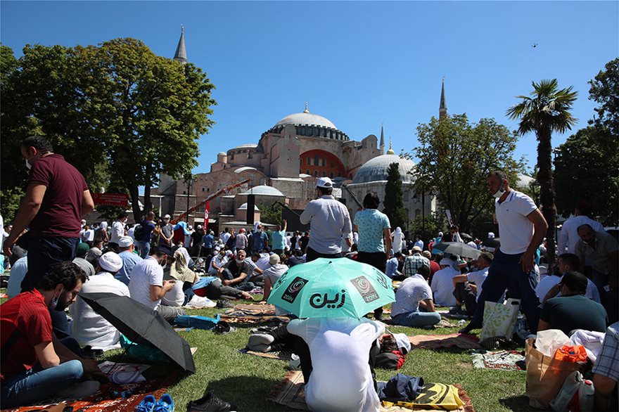 Αγιά Σοφία: Τζαμί μετά από 86 χρόνια - Συρρέουν οι Τούρκοι έξω από τη Μεγάλη Εκκλησιά - - Φωτογραφία 7