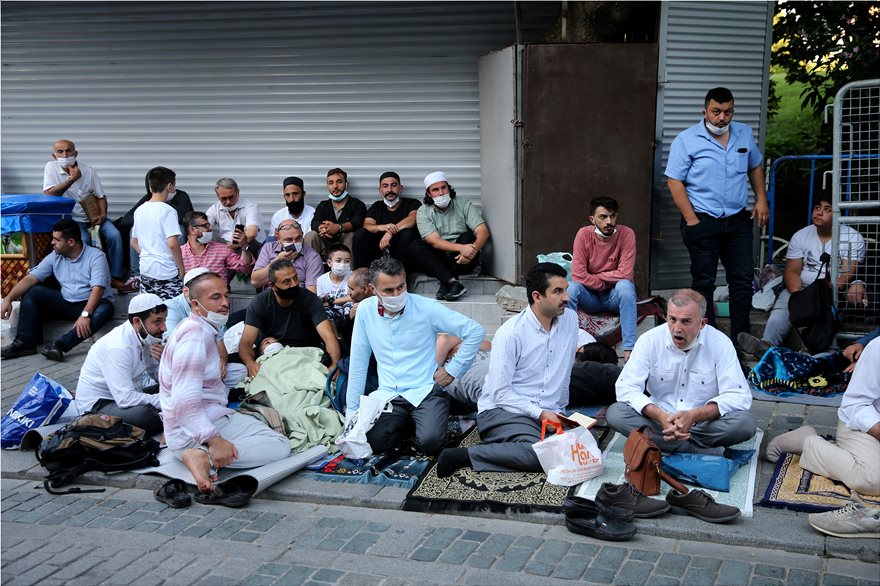 Αγιά Σοφία: Τζαμί μετά από 86 χρόνια - Συρρέουν οι Τούρκοι έξω από τη Μεγάλη Εκκλησιά - - Φωτογραφία 9