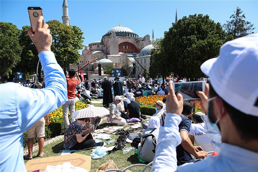 Ιστορική βεβήλωση: Στην Αγιά Σοφιά προσευχήθηκε ο Ερντογάν - «Έγινε και πάλι τζαμί», δήλωσε - Φωτογραφία 9