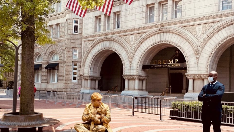Ο Ντόναλντ Τραμπ και οι χειρότερες στιγμές του σε... χρυσά αγάλματα στην Ουάσινγκτον - Φωτογραφία 1