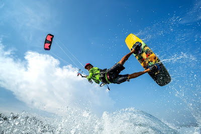 Τρομακτικό ατύχημα: Ο αέρας πέταξε kite surfer σε αυτοκίνητο και σε περίφραξη - Φωτογραφία 1