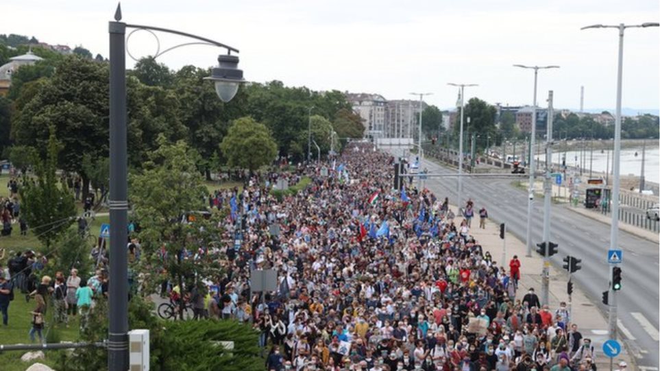 Ουγγαρία: Ογκώδεις διαδηλώσεις υπέρ της ελευθερίας των μέσων ενημέρωσης - Φωτογραφία 1