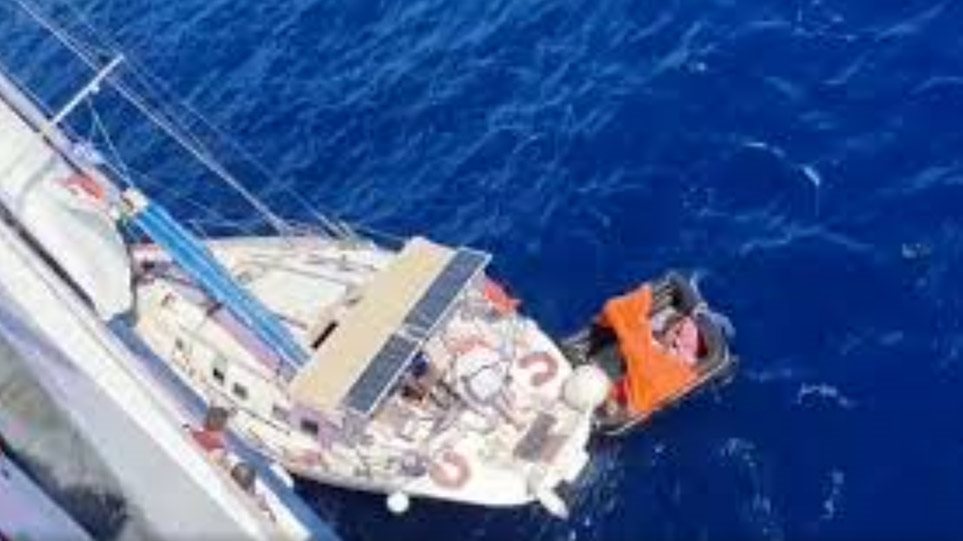 Βίντεο: Καρέ - καρέ η διάσωση ναυαγών από ιστιοπλοϊκό ανοιχτά της Καρύστου - Φωτογραφία 1