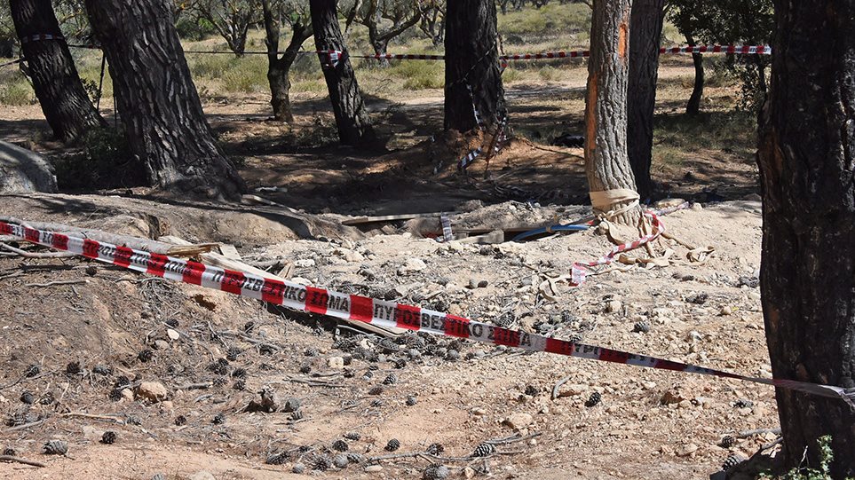 Τραγωδία στη Βαρυμπόμπη: Ένα μήνα έσκαβαν οι τρεις κυνηγοί του «χαμένου θησαυρού» που βρέθηκαν νεκροί - Φωτογραφία 1