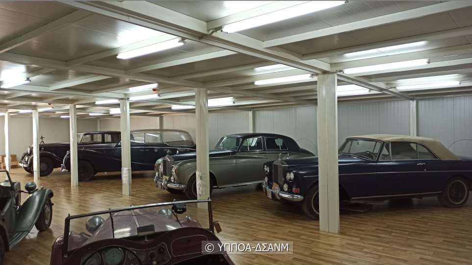 Τατόι: Αστράφτουν πλέον τα αυτοκίνητα της τέως βασιλικής οικογένειας - Φωτογραφία 1