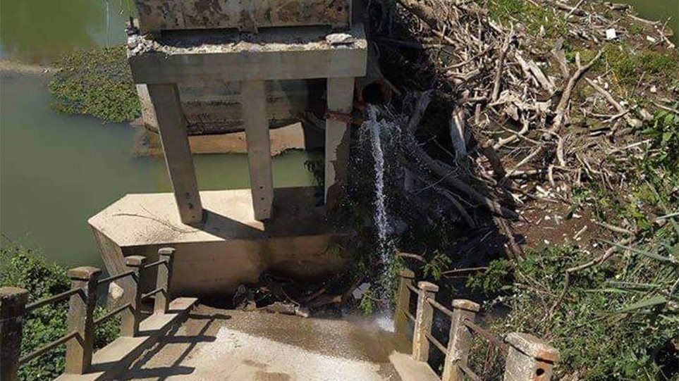 Σέρρες: Κατέρρευσε τμήμα γέφυρας στον Αγγίτη - Φωτογραφία 1