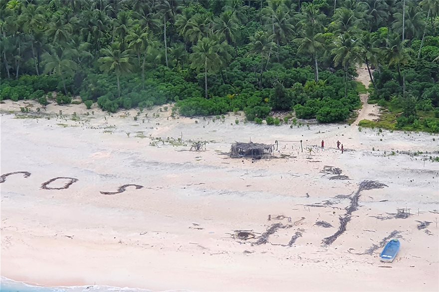 3 ναυαγοί σε νησί του Ειρηνικού σώθηκαν από το... SOS στην άμμο! - Φωτογραφία 6