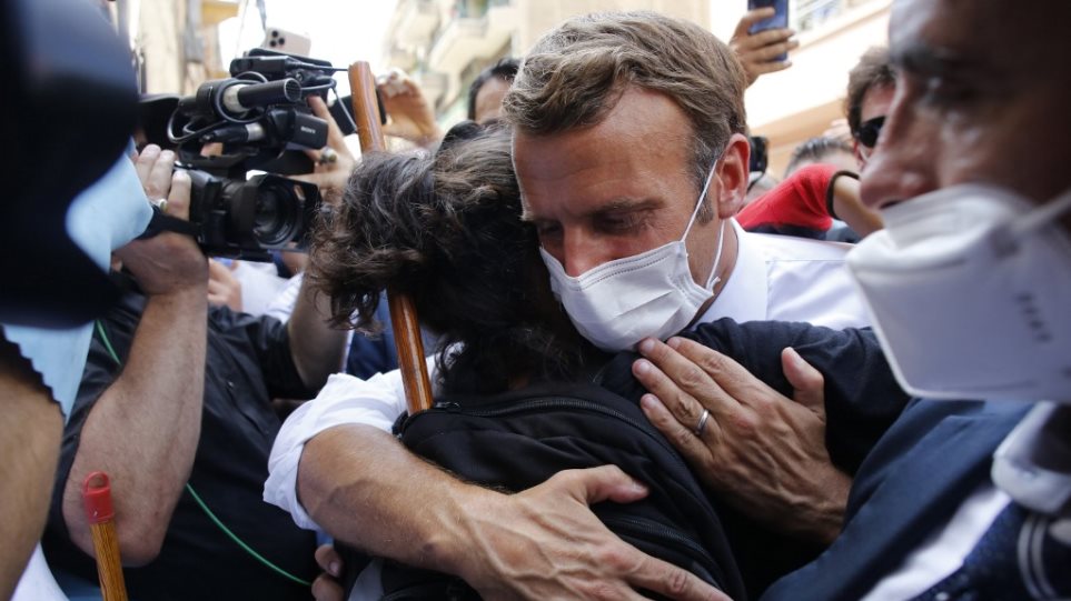 Έκρηξη στη Βηρυτό: Η viral αγκαλιά του Μακρόν σε Λιβανέζα - «Είμαι εδώ για να βοηθήσω εσάς» - Φωτογραφία 1