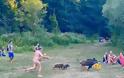 Γερμανία: Viral οι φωτογραφίες με τον γυμνό άνδρα που κυνηγά αγριογούρουνο