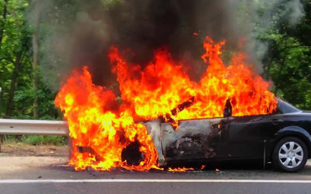 Φωτιά σε ΙΧΕ αυτοκίνητο στην Κωνωπίνα Ξηρομέρου - Φωτογραφία 1
