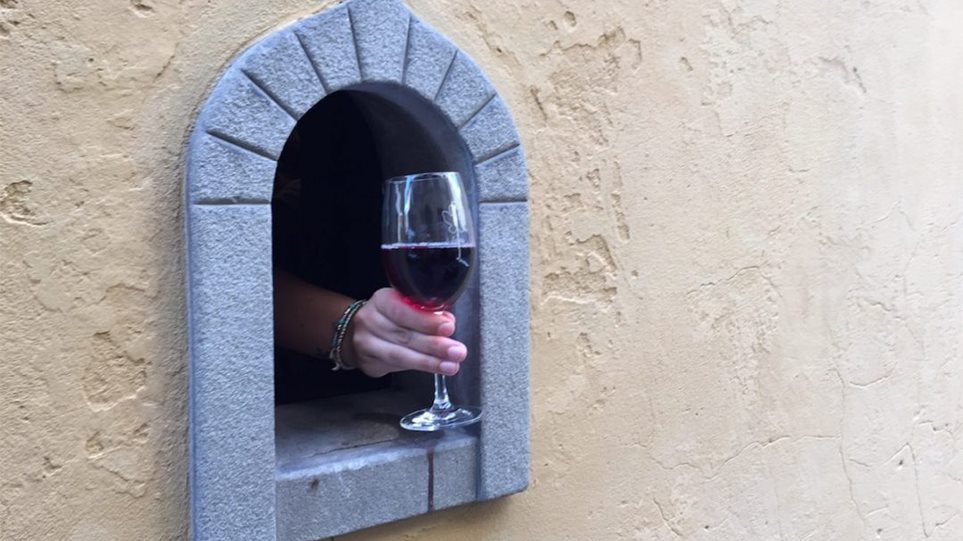 Παράθυρα κρασιού: Μια παράδοση από τον καιρό της πανώλης ξαναζωντανεύει στην Τοσκάνη - Φωτογραφία 1