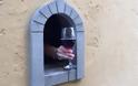 Παράθυρα κρασιού: Μια παράδοση από τον καιρό της πανώλης ξαναζωντανεύει στην Τοσκάνη