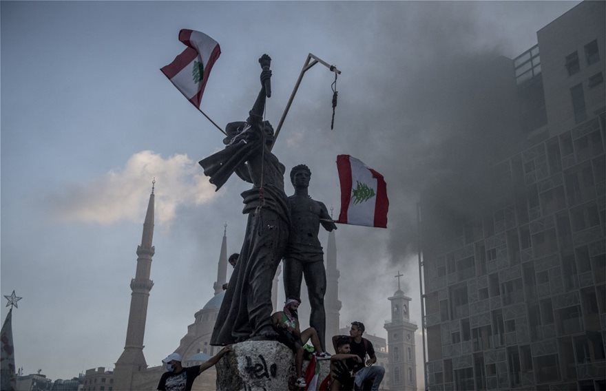 Έκρηξη στη Βηρυτό: Διαδηλωτές πολιορκούν κυβερνητικά κτήρια - Φωτογραφία 2