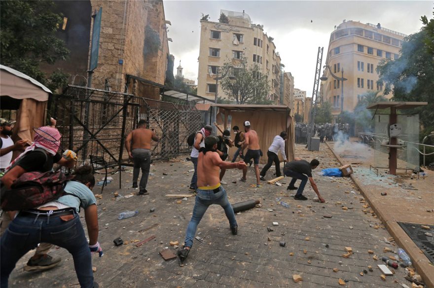 Έκρηξη στη Βηρυτό: Διαδηλωτές πολιορκούν κυβερνητικά κτήρια - Φωτογραφία 4