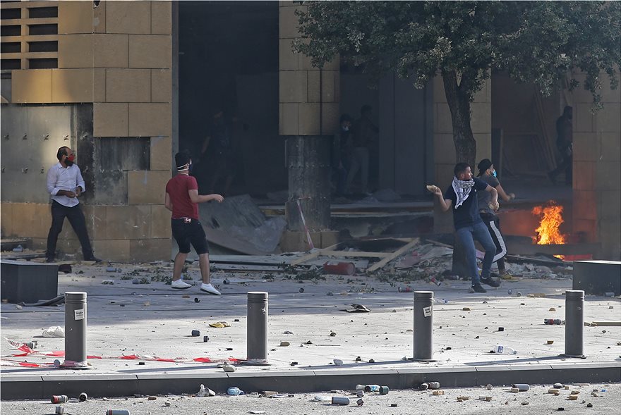 Έκρηξη στη Βηρυτό: Διαδηλωτές πολιορκούν κυβερνητικά κτήρια - Φωτογραφία 7