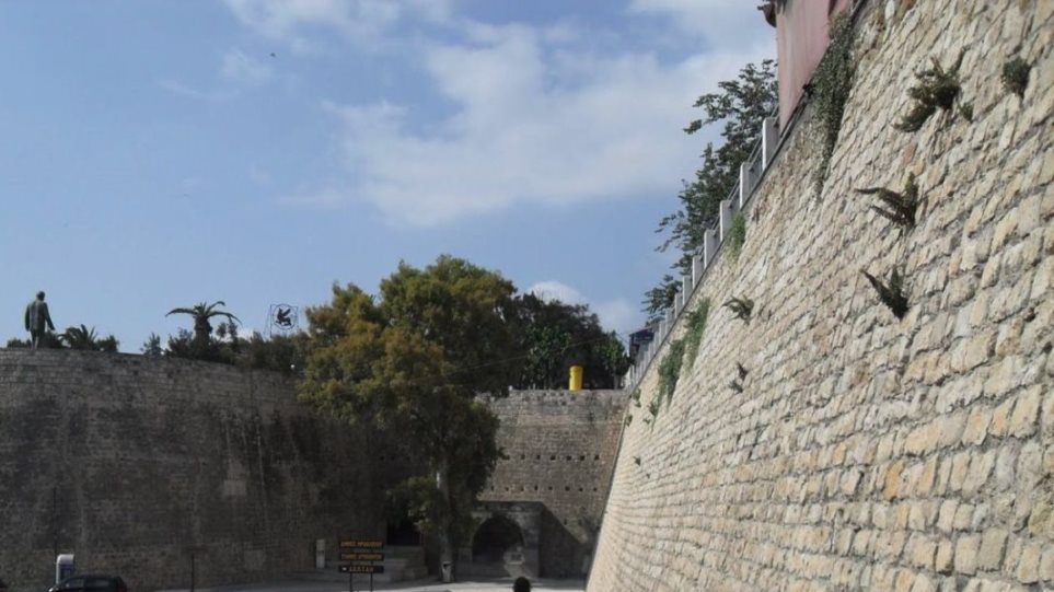 Ηράκλειο: 69χρονη έπεσε από τα Ενετικά Τείχη βάζοντας τέλος στη ζωή της - Φωτογραφία 1