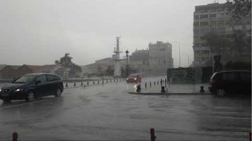 Καιρός: Ισχυρή καταιγίδα στη Θεσσαλονίκη - Έπεσαν δέντρα - Φωτογραφία 2