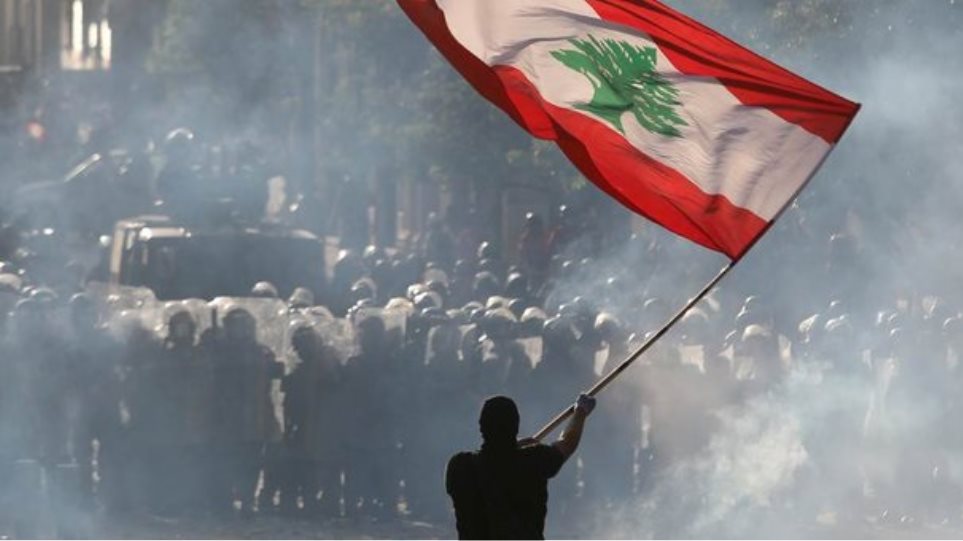 «Βράζει» ο Λίβανος - Νέες συγκρούσεις με τις δυνάμεις ασφαλείας - Φωτιά στο κοινοβούλιο - Φωτογραφία 1
