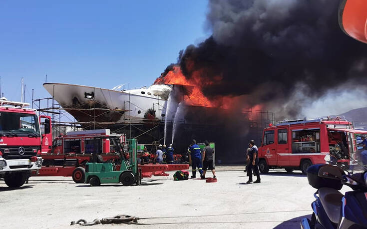 Φωτιά και έκρηξη σε ναυπηγείο στη Σύρο: Θαλαμηγός έγινε στάχτη - Φωτογραφία 1