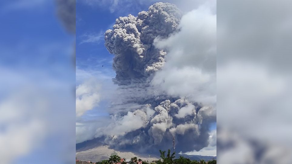 Εντυπωσιακές εικόνες από την Ινδονησία: Εξερράγη το ηφαίστειο του Σιναμπούνγκ - Φωτογραφία 1