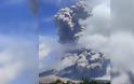 Εντυπωσιακές εικόνες από την Ινδονησία: Εξερράγη το ηφαίστειο του Σιναμπούνγκ