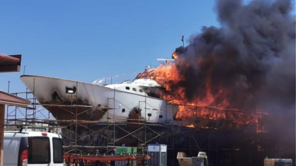 Σύρος: Φωτιά στο ναυπηγείο του Ταρσανά - Φωτογραφία 1