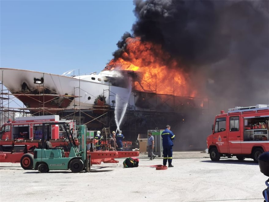 Σύρος: Φωτιά στο ναυπηγείο του Ταρσανά - Φωτογραφία 3