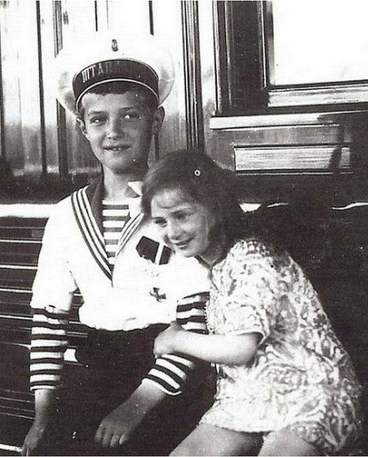 Μία τρυφερή φωτογραφία του 1913.Τσάρεβιτς Αλέξιος και πριγκίπισσα Ιλεάνα(μετέπειτα μοναχή Αλεξάνδρα) - Φωτογραφία 1
