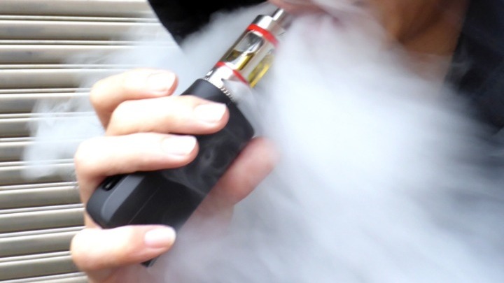 Tο άτμισμα ηλεκτρονικού τσιγάρου συνδέεται με αυξημένο κίνδυνο Covid-19 σε νέους - Φωτογραφία 1