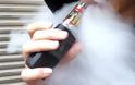 Tο άτμισμα ηλεκτρονικού τσιγάρου συνδέεται με αυξημένο κίνδυνο Covid-19 σε νέους