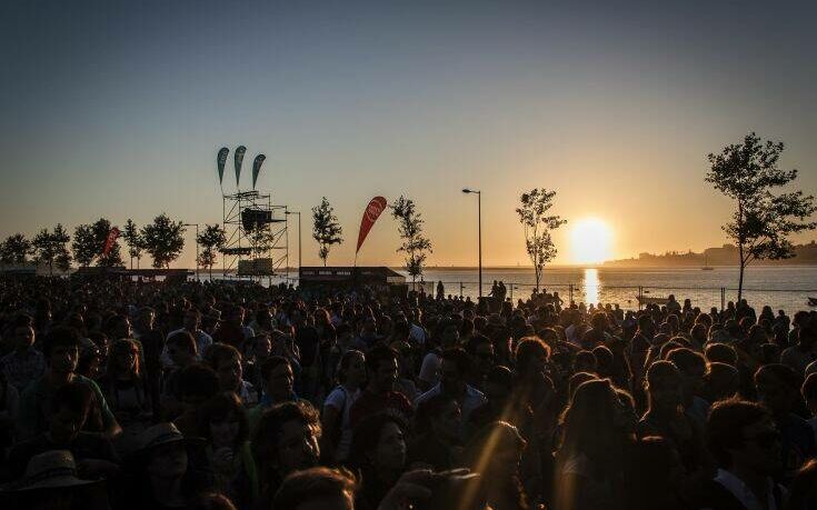 Συναυλία σε παραλία στη Χαλκιδική εξετάζεται ως εστία διασποράς του κορονοϊού – Φέρεται να συμμετείχαν 2.000 άτομα - Φωτογραφία 1