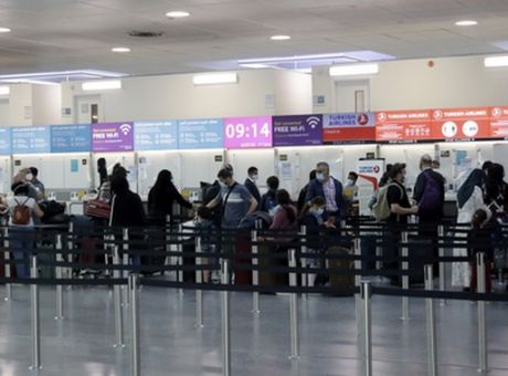 Βρετανία: Μπάχαλο με τις πτήσεις προς Ελλάδα - Μπλόκο στους ταξιδιώτες λόγω PLF - Φωτογραφία 1