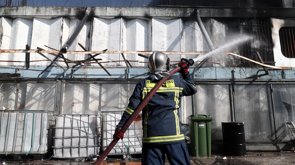 Καίει για δεύτερη μέρα η φωτιά στη Μεταμόρφωση - Κατέρρευσε μέρος του κτιρίου - Φωτογραφία 1