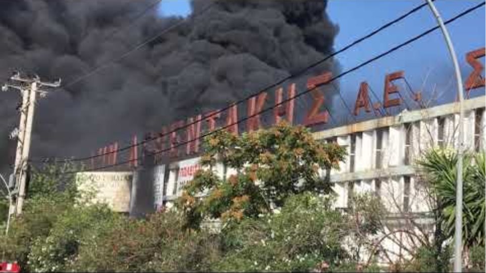 Καίει για δεύτερη μέρα η φωτιά στη Μεταμόρφωση - Κατέρρευσε μέρος του κτιρίου - Φωτογραφία 3