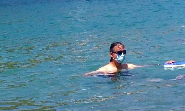Επικίνδυνο: Έκανε μπάνιο στη θάλασσα με χειρουργική μάσκα - Φωτογραφία 1