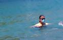 Επικίνδυνο: Έκανε μπάνιο στη θάλασσα με χειρουργική μάσκα