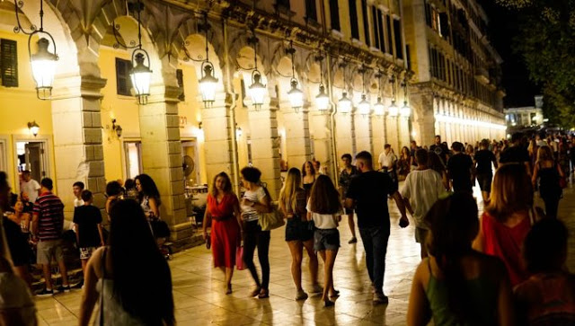 Θετικοί επτά 19χρονοι Ιταλοί μετά από διακοπές στην Κέρκυρα - Φωτογραφία 1