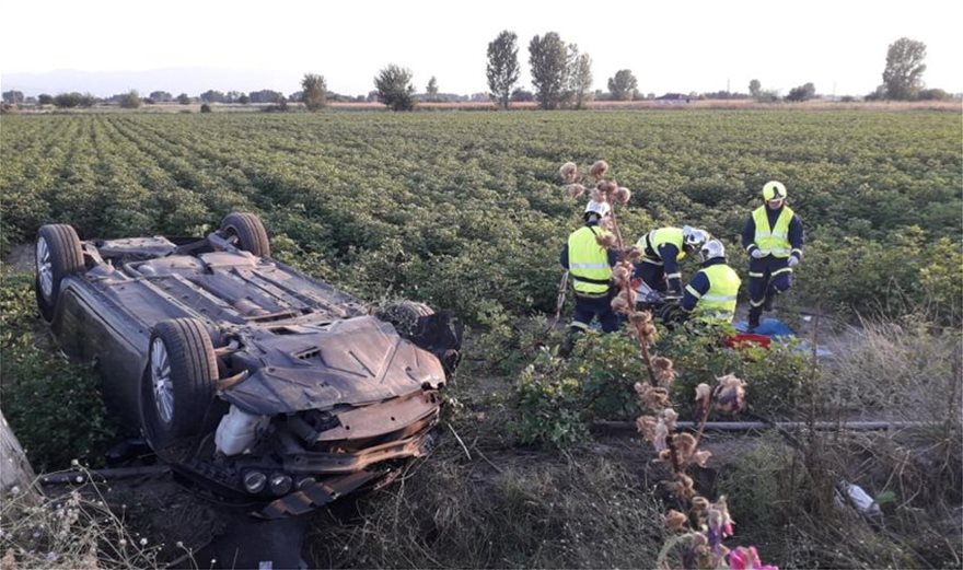 ΙΧ έπεσε πάνω σε κολόνα της ΔΕΗ - Νεκρός ο 50χρονος οδηγός - Φωτογραφία 5