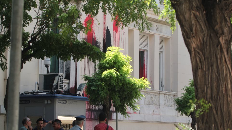 Κούρδοι πέταξαν μπογιές μπροστά στην πρεσβεία της Τουρκίας στην Αθήνα - Φωτογραφία 1