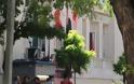 Κούρδοι πέταξαν μπογιές μπροστά στην πρεσβεία της Τουρκίας στην Αθήνα
