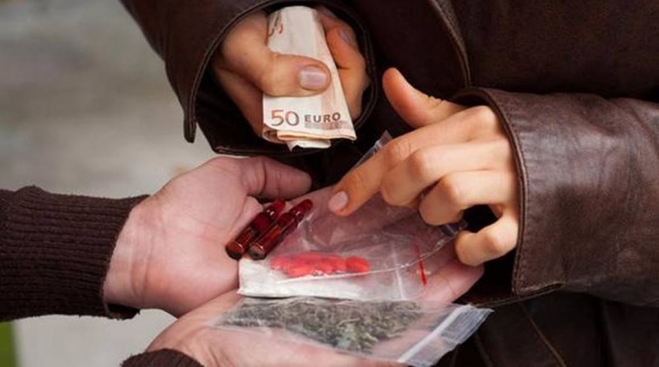Σαντορίνη: Νεαροί πούλησαν ναρκωτικά σε… αστυνομικό της δίωξης - Φωτογραφία 1
