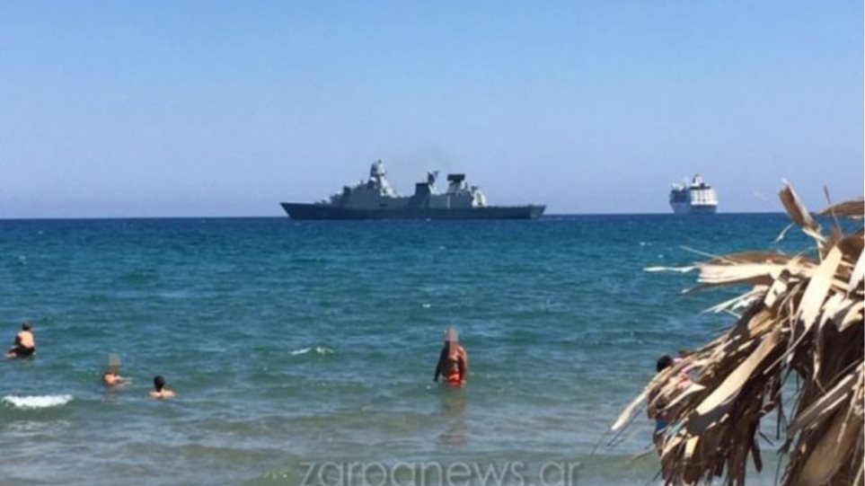 Φρεγάτα, κρουαζιερόπλοιο και λουόμενοι… όλοι μαζί σε παραλία στα Χανιά - Φωτογραφία 1