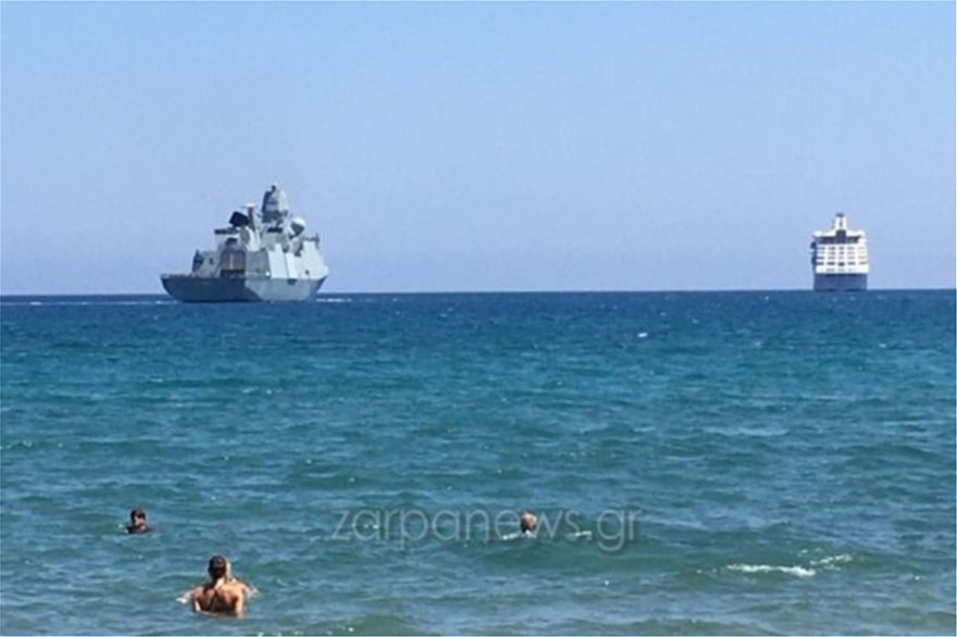 Φρεγάτα, κρουαζιερόπλοιο και λουόμενοι… όλοι μαζί σε παραλία στα Χανιά - Φωτογραφία 3