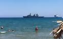 Φρεγάτα, κρουαζιερόπλοιο και λουόμενοι… όλοι μαζί σε παραλία στα Χανιά - Φωτογραφία 1