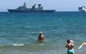 Φρεγάτα, κρουαζιερόπλοιο και λουόμενοι… όλοι μαζί σε παραλία στα Χανιά - Φωτογραφία 2