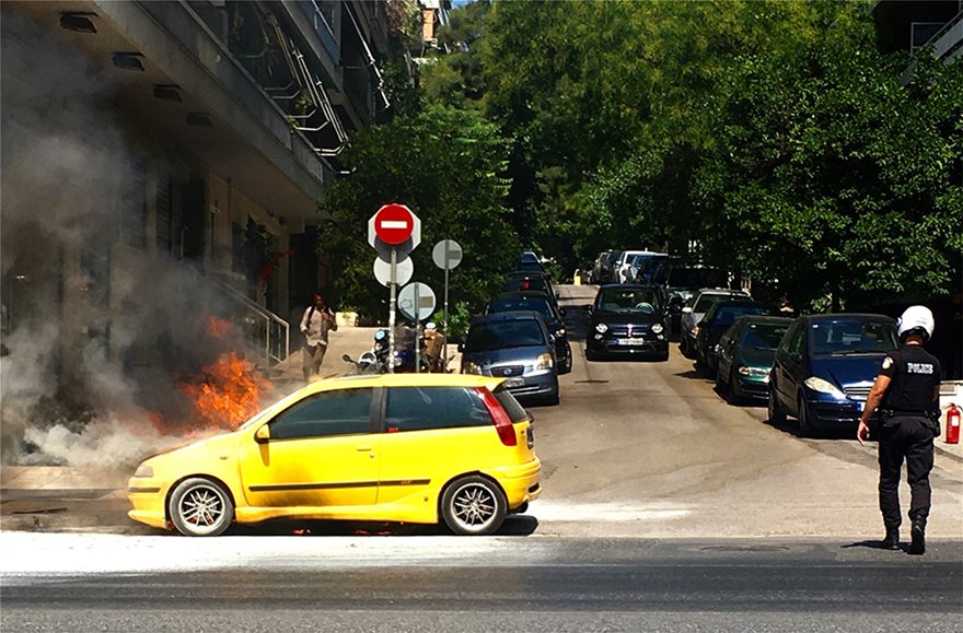 Τυλίχθηκε στις φλόγες αυτοκίνητο στη λεωφόρο Μεσογείων - Φωτογραφία 2